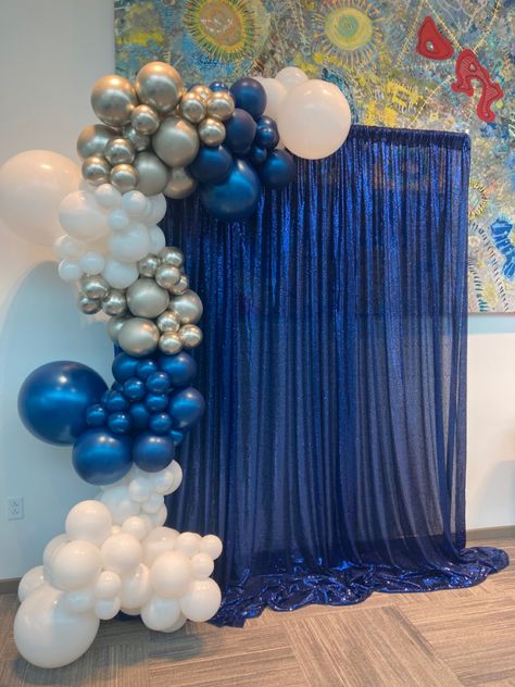 Blue Photobooth Backdrop, Blue White And Silver Balloon Arch, Photo Booth With Balloons, Photobooth Balloon Backdrop, Midnight Blue Decorations, Blue Booth Design, Dark Blue And Silver Birthday Theme, Blue Theme Graduation Party, Blue And Gold Grad Party