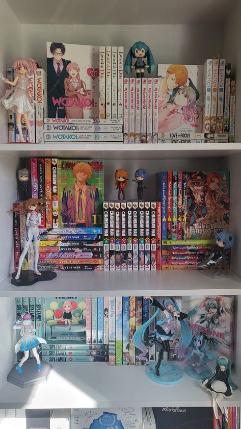 Anime Bedroom Ideas, Anime Books, Pretty Rooms, Desain Furnitur Modern, Otaku Room, Anime Decor, Anime Room, Seni Cat Air, Anime Figurines