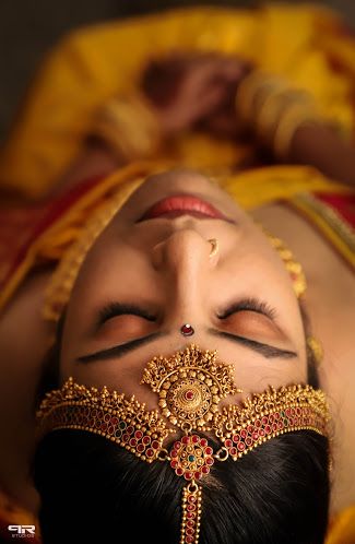 #indianwedding विवाह की दुल्हन, Indian Bride Poses, Indian Bride Photography Poses, Indian Bride Makeup, Indian Wedding Poses, Indian Wedding Bride, Perhiasan India, Indian Wedding Photography Couples, Indian Bridal Photos