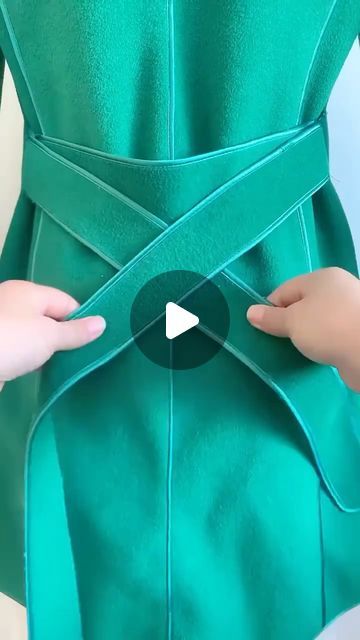 clothes on Instagram: "how to tie the perfect bow💚💚💚 @lvbaglove" How To Tie Dress Knot, Tie Dress Knot, Tying Hacks, Dress Belt Ideas, How To Tie A Bow, How To Tie Dress, How To Tie A Belt, Belt For Dresses, Clothes Hacks