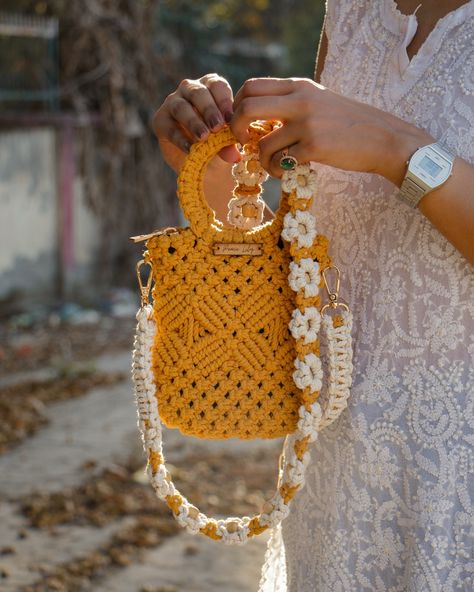 Here’s an Upsy Daisy Bag, but with a twist 🌼 Get your bags customised with beautiful daisy straps and make them a STATEMENT ✨🌹 📸 @gursanjam.s.puri #peacelilybag #handmade #macramebag #macrame #art #artoninstagram #knotting #crochet #pinterestinspired Macrame Bag Diy, Macrame Bag Strap, Daisy Macrame, Crochet Bag Strap, Tas Macrame, Upsy Daisy, Lily Bag, Macrame Bags, Daisy Bags