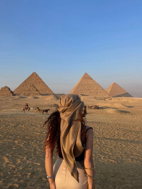 giza egypt pyramids girl sand desert curly hair Saudi Outfit, Desert Outfit Ideas, Egypt Girls, Egypt Aesthetic, Photo Voyage, Pyramids Egypt, The Pyramids, Buku Skrap, Travel Wishlist