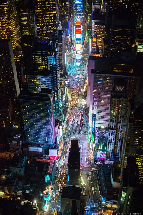 New York Photos - Page 78 - SkyscraperCity Halal Guys, Photo New York, Ville New York, Neon City, Food Carts, Voyage New York, Photography City, Time Square, Manhattan Nyc