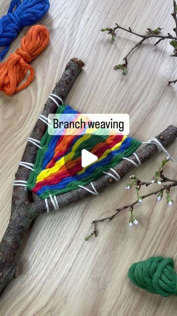 Couture, Weaving On Branches, Tree Branch Projects, Branch Weaving, Tree Branch Art, Plant Activities, Branches Diy, Twig Crafts, Weaving For Kids