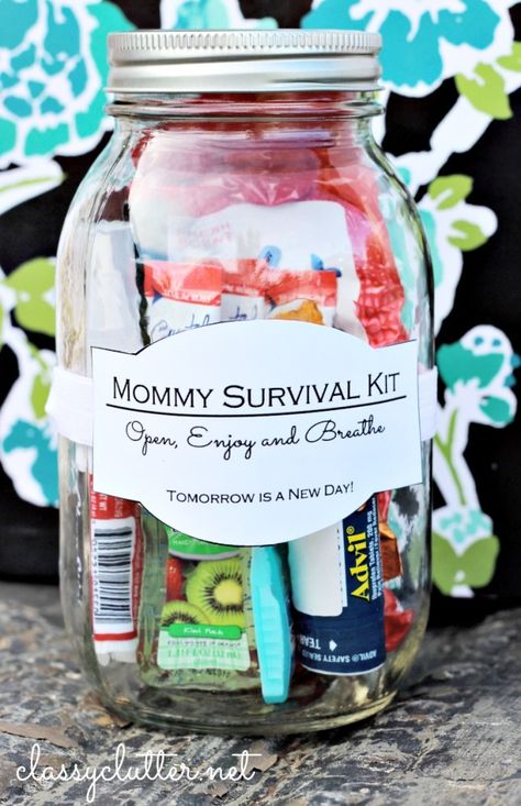 Mommy survival kit in a jar! I would love to have a few of these on hand for when friends are having a rough day.. such a sweet idea! Mommy Survival Kit, Perlengkapan Bayi Diy, Baby Shower Unique, Diy Gifts In A Jar, Mason Jar Christmas Gifts, Cadeau Baby Shower, Thoughtful Baby Shower Gifts, Baby Shower Present, Diy Gifts For Mom