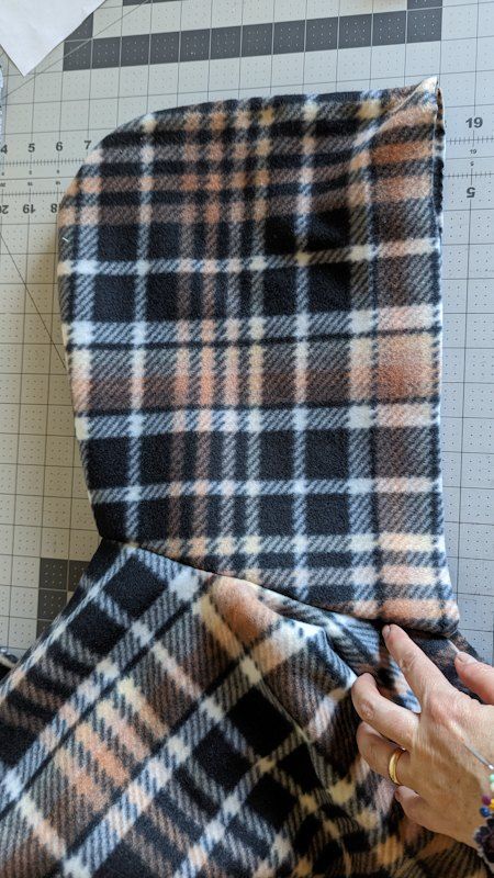Ponchos, Couture, Diy Coat From Blanket, Sewing With Fleece Projects, Diy Hooded Poncho, Poncho From Blanket Diy, Diy Hooded Blanket, Poncho With Hood Pattern, Diy Poncho With Hood