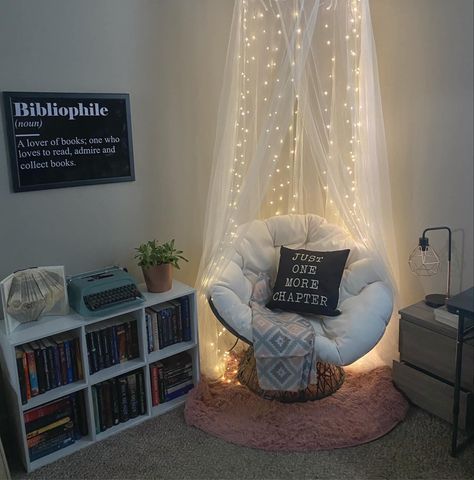 Reading Corner For Small Room, Small Reading Nook Cozy Corner Living Room, Teen Reading Corner, Corner Book Nook Ideas, Bedroom Corner Ideas Cozy Nook, Book Corner Ideas Bedroom Cozy Nook Reading Areas, Small Reading Nook Cozy Corner, Boho Reading Nook, Book Corner Ideas Bedroom