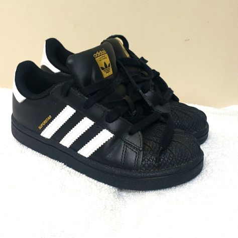 Super Stars Adidas, Super Star Adidas, Adidas Black Superstar, Black Adidas Superstar, Cute Black Shoes, Black And White Superstars, Dc Shoes Women, Dc Sneakers, Adidas All Star