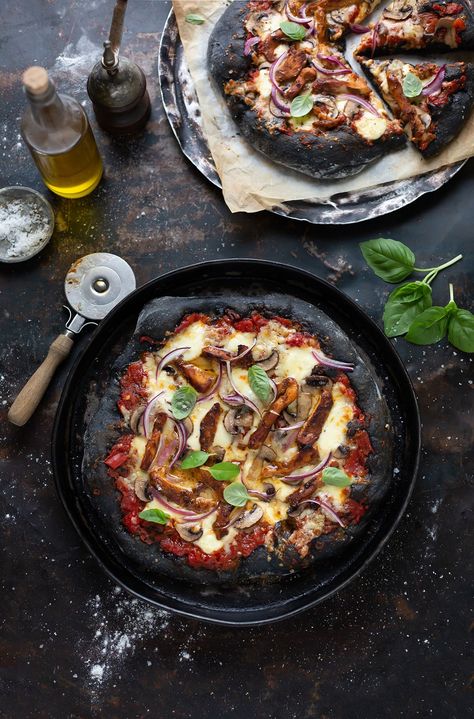 Black pizza with chipotle BBQ chicken, mushrooms & red onion recipe Patisserie, Pizza Styling Photography, Pizza Styling, Chipotle Bbq Chicken, Healthy Pizzas, Crunchie Recipes, Cheddar Cheese Sandwich, Black Pizza, Pizza Gourmet