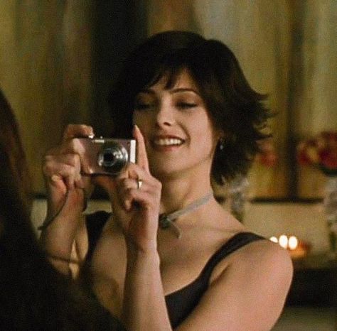 Alice Cullen Twilight, Alice Twilight, Iconic Movie Characters, Anne Movie, Person Icon, Alice Cullen, Twilight Photos, The Cullen, Hearts Girl