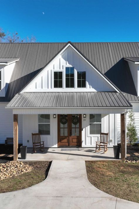 Metal Roof Houses Color Combos, Metal Roofs Farmhouse, Farmhouse Furniture Ideas, Rustic House Decor, White Farmhouse Exterior, White Brick Houses, Metal Roof Houses, Modern Farmhouse Ideas, Metal Roof Colors