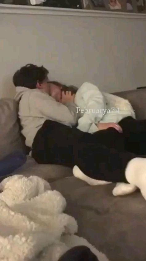 Boyfriend Touches Girlfriend Leg, Sofa Cuddles Couple, Aestethic Making Out, Galoche Bisous Couple, Cupples Cuddling, Kissing Couples In Couch, Couples Kiss Dpz, Galoche Bisous Couple Video, Öpüşelim Video