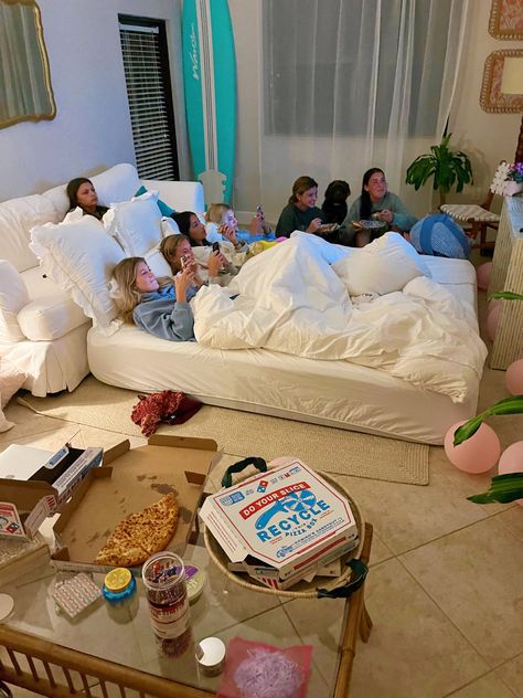 Sleepover Things To Do, Fun Sleepover Ideas, Friend Activities, Cute Friend Photos, Summer Plans, Summer Goals, Summer Friends, Summer Bucket, Friend Photoshoot