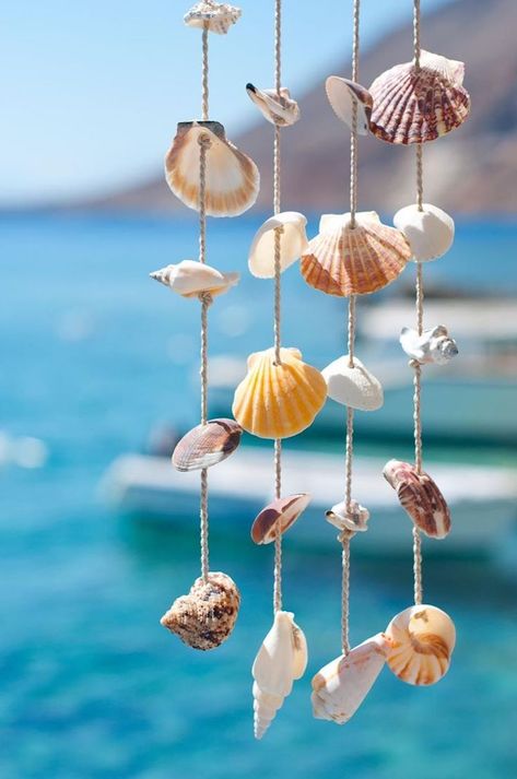 idées réalisation avec des coquillages suspension thème de mer Beach Diy Crafts, Beach Crafts Diy, Art Coquillage, Sea Decor, Creation Deco, Beach Diy, Ocean Decor, Seashell Art, Sea Life