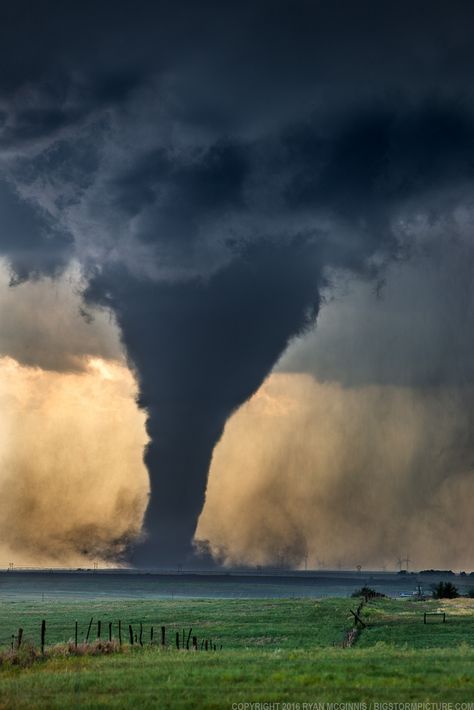 https://flic.kr/p/K5NMYo | Tornado! | A tornado churns near wind generators south of Dodge City, Kansas, May 24, 2016. Storm Photography, Tornado Clouds, Kansas Tornado, Tornado Pictures, Storm Pictures, Weather Storm, Kansas Usa, Storm Chasing, Matka Natura