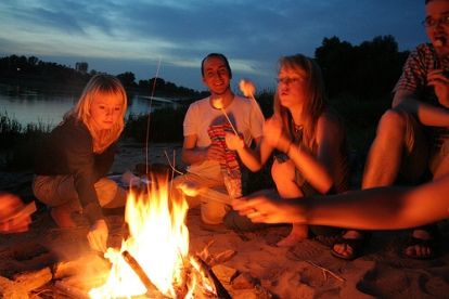 This photo is of what I really enjoy doing and that's hanging out with friends… Camping Survival, Family Camping, Campfire Games, Hanging Out With Friends, Friends Hanging Out, Out With Friends, Camping Fun, Camping Ideas, Camping Experience