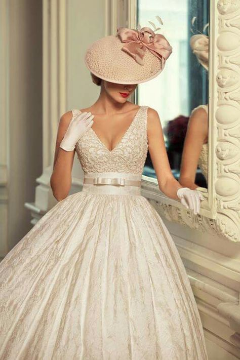 Beautiful 1940/50s inspired dress with hat. Wedding Hats, Mode Retro, Robes Vintage, Vintage Princess, Princess Wedding Dress, Vestidos Vintage, Princess Wedding, Flower Girl Dress, Mode Vintage