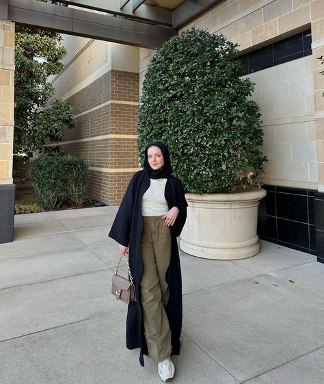 Abaya Streetwear, Open Abaya Outfit With Jeans, Open Abaya Outfit, Abaya With Jeans, Modest Outfits For Summer, Abaya Fits, Outfit Abaya, Best Outfit For Girl, Abaya Outfits
