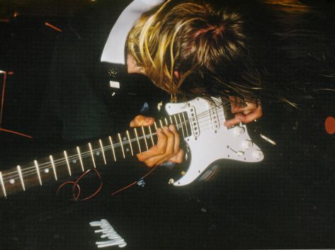 Kurt Cobain playing guitar.Just amazing. Kurt Cobain Playing Guitar, Kurt Cobain Photos, Donald Cobain, Single Pic, Hollywood Los Angeles, Nirvana Kurt Cobain, Nirvana Kurt, Grunge Band, Music Pics