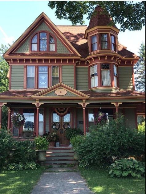 Vintage Green House, Green House Aesthetic, Victorian House Colors, Abandoned Farmhouse, Victorian Homes Exterior, Victorian Exterior, Abandoned Cities, Victorian Style Homes, House Aesthetic