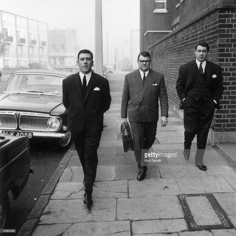 Notorious East End gangsters Ronnie (right) and Reggie (left) Kray, on their way to the Thames Street court in London. Reggie Kray, 60s London, Kray Twins, The Krays, Eaton Square, Mafia Gangster, London History, Al Capone, 60s Style