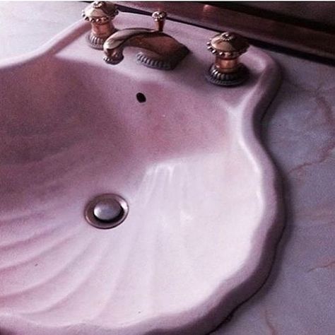 Princess sink 🐚 via @sophiepinet Shell Sink, Mermaid Bathroom, Pretty House, Little House, Bathroom Inspiration, House Inspiration, Scandinavian Style, Cozy House, Home Interior