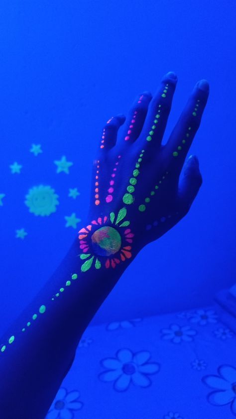 Neon Party Paint Body Art, Glow Paint Body Designs, Glow Paint Face Ideas, Glow Shirt Ideas Diy, Uv Face Paint Men, Glow In The Dark Outfit Ideas Neon, Glow In The Dark Body Art, Neon Party Face Paint Ideas, Glow In Dark Outfit Ideas