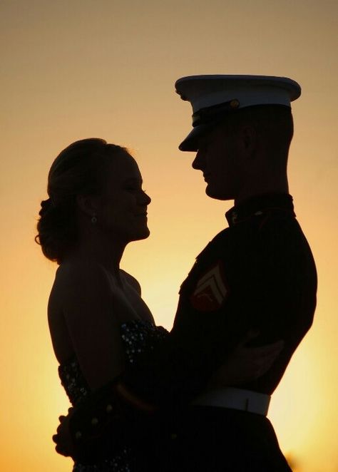 Love this photo Balayage, Military Couple Pictures, Military Couple Photography, Military Engagement Photos, Army Wedding, Marine Wedding, Marine Love, Marines Girlfriend, Army Couple