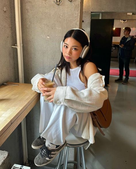 tingting_lai ig Mode Emo, Mode Ulzzang, Campus Outfit, Pose Fotografi, Casual Outfit Inspiration, Ice Coffee, Spring Fits, Foto Ideas Instagram, Pretty Selfies