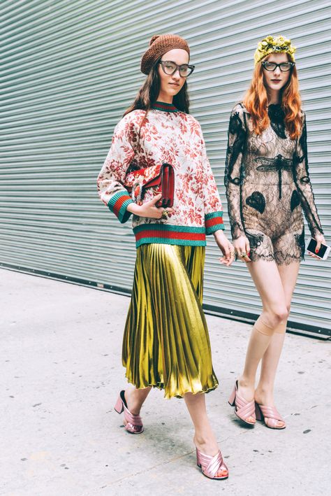 Style Inspiration: Gucci Girls Tommy Ton, Mixed Patterns Fashion, Gucci Cruise, Fashion Snap, 2016 Runway, Stil Inspiration, Cooler Look, Looks Street Style, Inspiration Mode