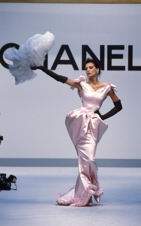 La Maison Gaga on Twitter: "Chanel 1987 Haute Courure baby!!!… " Karl Lagerfeld Chanel, Vintage Foto's, Moda Chanel, Chanel Designer, Runway Fashion Couture, Chanel Runway, 90s Runway Fashion, Mode Chanel, Chanel Cruise