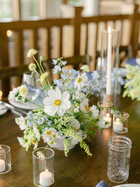 Blue And Green Flower Centerpieces, Wedding Forget Me Not, Classy Wildflower Wedding, Outside Wedding Flowers, Blue And Cream Centerpieces, Greenery Summer Wedding, Unique Flower Centerpieces, White Wildflowers Wedding, Forget Me Not Flowers Wedding