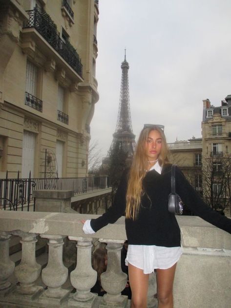 Paris Outfits Summer, Paris Girl Aesthetic, Paris Trip Outfits, Victoria Paris, Paris Outfit Ideas, Paris Photo Ideas, Estilo Ivy League, Outfits Paris, Outfit Paris