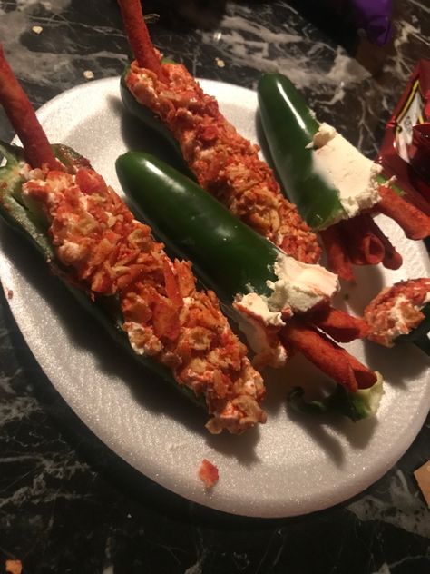 Essen, Taki Aesthetic Food, Peppers And Cream Cheese With Takis, Hot Cheetos And Takis Snacks, Taki Chips Recipes, Pickles With Takis, Taki Chips Recipe, Hot Chips Snacks, Jalapeno Cream Cheese With Takis