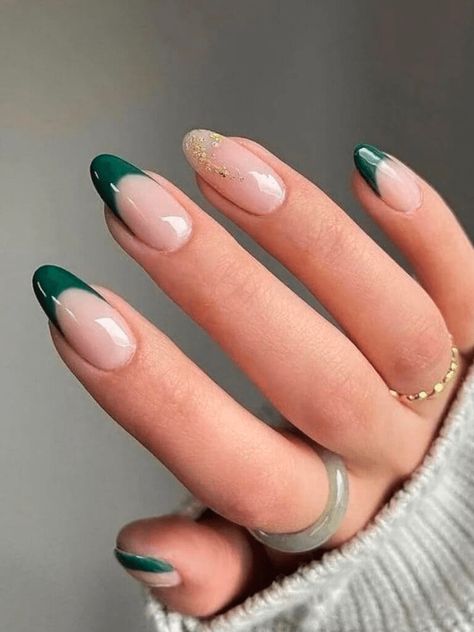 50+ Stunning Emerald Green Nails Perfect For The Cold Season - prettygirlythings.com Nail Inspiration Emerald Green, Elegant Almond Nails Classy Green, Acrylic Nails Emerald Green And Gold, Aesthetic Emerald Green Nails, Emerald Wedding Nails For Bride, Nails To Go With Hunter Green Dress, Simple Gold And Green Nails, Nails That Match With Green Dress, Emerald Green Nails By Skin Tone Range