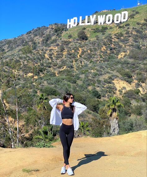 California, Hollywood, hike, hiking outfit, outfit inspiration, hiking pose, oversized zip up Hollywood Sign Outfit Ideas, Los Angeles Travel Aesthetic, Los Angeles Pics Ideas, Los Angeles Pictures Ideas, Usa Road Trip Aesthetic, La Photo Ideas, West Hollywood Aesthetic, La Instagram Pictures, Los Angeles Picture Ideas