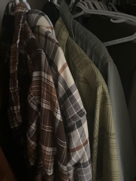 Flannel Wallpaper Aesthetic, Red Flannel Aesthetic, Green Flannel Aesthetic, Remus Lupin Clothes Aesthetic, Fall Aesthetic Outfit Grunge, Woodsman Aesthetic, Flannel Drawing, Flannel Outfits Men Aesthetic, Aesthetic Flannel