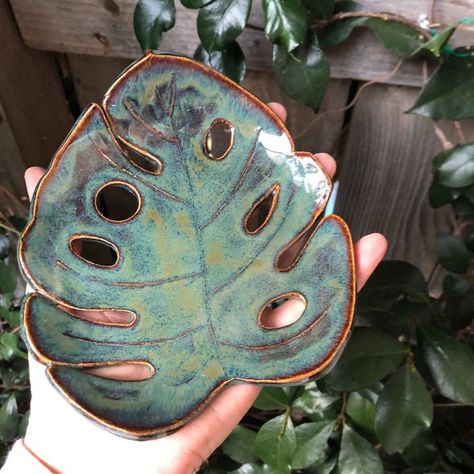 Philodendron Leaf, Leaf Pottery, Pottery Soap Dish, Clay Moulding, Handmade Ceramic Planters, Candle Dish, Leaf Bowl, Beginner Pottery, Swiss Cheese Plant