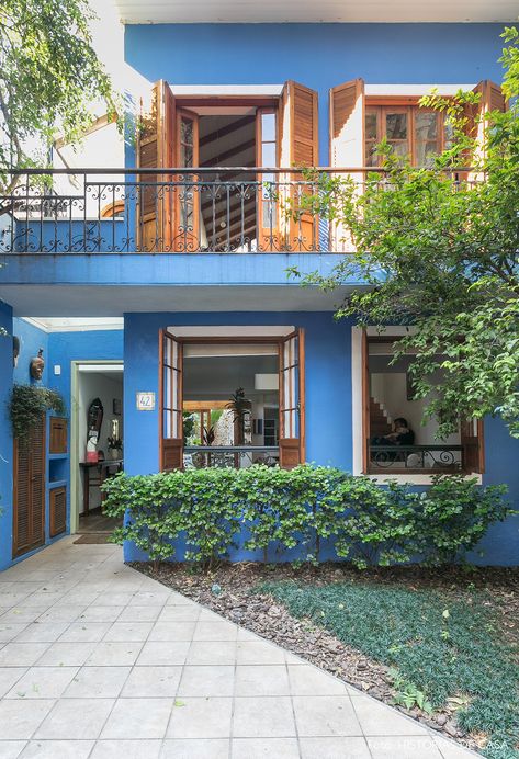 Casa de dois andares tem fachada com parede azul, janelas de madeira e sacada com grade de ferro. Best Exterior Paint, Casa Vintage, Casa Exterior, Design Exterior, House Paint Exterior, Exterior House Colors, Home Room Design, Design Case, House Front