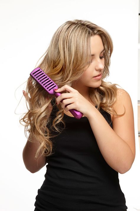 Mistakes You Make Brushing Your Hair - How To Brush Your Hair - Seventeen Brushing Hair Reference Pose, Brushing Hair Pose Reference, Brushing Hair Pose, Brushing Hair Reference, Brushing Hair, Younger Hair, Stop Hair Breakage, Bed Hair, Breaking Hair