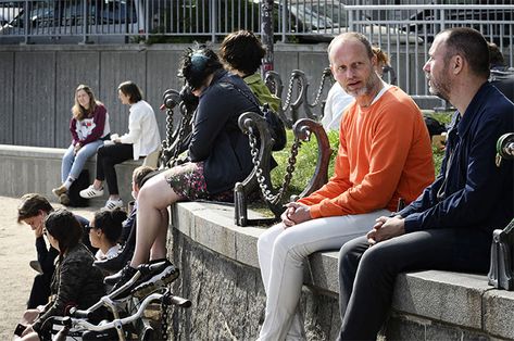 Photographer Takes Pics Of People In Public From 2 Perspectives And It Shows How Easily The Media Can Manipulate Reality Photography Lessons, People In Public Photography, People In Public, Pics Of People, Leiden University, Digital Photography Lessons, Comparative Literature, History Of Photography, Types Of Cameras