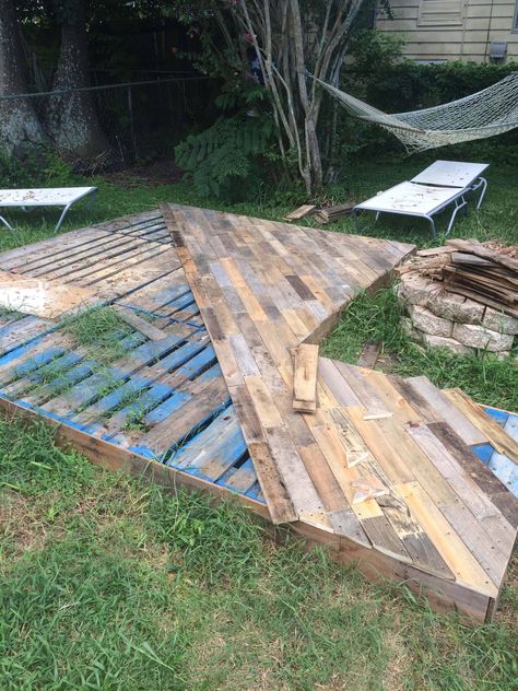 Pallet Patio Decks, Patio Chico, Garden Ideas Budget Backyard, Pallet Decking, Small Outdoor Patios, 1001 Pallets, Cheap Patio, Pallet Patio, Patio Garden Design