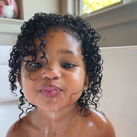 KYLIE Jenner posted adorable new photo of daughter Stormi on Instagram after the star reunited with her baby daddy Travis Scott over the holiday weekend. Kylie, 23, shared the sweet photo of the tot taking a bath with her 200 million Instagram followers. The Keeping Up With the Kardashians star captioned the pic: “bath time […] Kylie Jenner Fotos, Look Kylie Jenner, Jenner Kids, Kylie Baby, Estilo Kylie Jenner, Kardashian Kids, Kylie Cosmetic, Kylie Kristen Jenner, Kylie Cosmetics