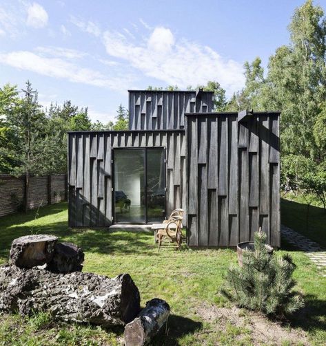 Forest-House-David-Bulow-Gardenista-2-hero Fasad Design, Koti Diy, Black Houses, Wood Facade, Wood Architecture, Casa Patio, Timber Cladding, Exterior Cladding, Modern Architecture House