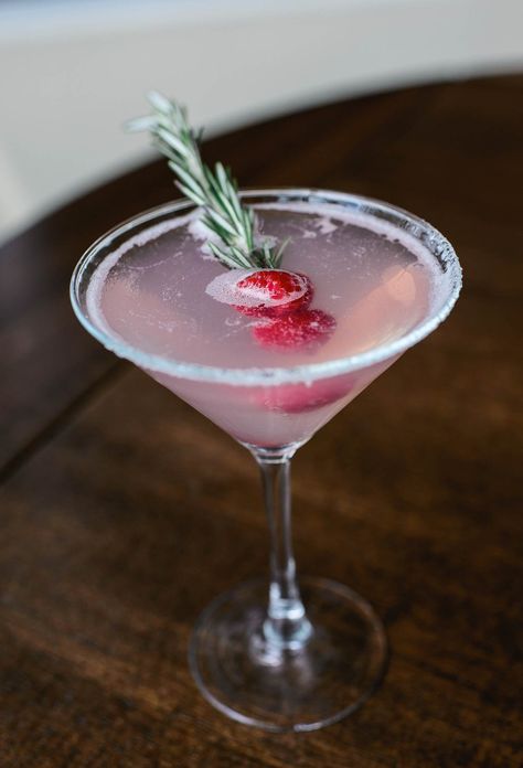 Natal, Christmas Drink Aesthetic, Christmas Martini Recipes Vodka, Mistletoe Martini Recipe, Christmas Martini Recipes, Mistletoe Martini, Festive Cocktail Recipes, Holiday Martinis, Best Christmas Cocktails