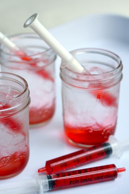 Shirley Temples are delicious and look pretty, but if you serve them before they've been mixed, they can make a fantastic Halloween drink. Just fill syringes with grenadine and serve them up in a glass of 7-Up Shirley Temples, Recetas Halloween, Halloween Drink, Halloween Punch, Halloween Fruit, Themed Food, Autumn Recipes, 7 Up, Halloween Cocktails