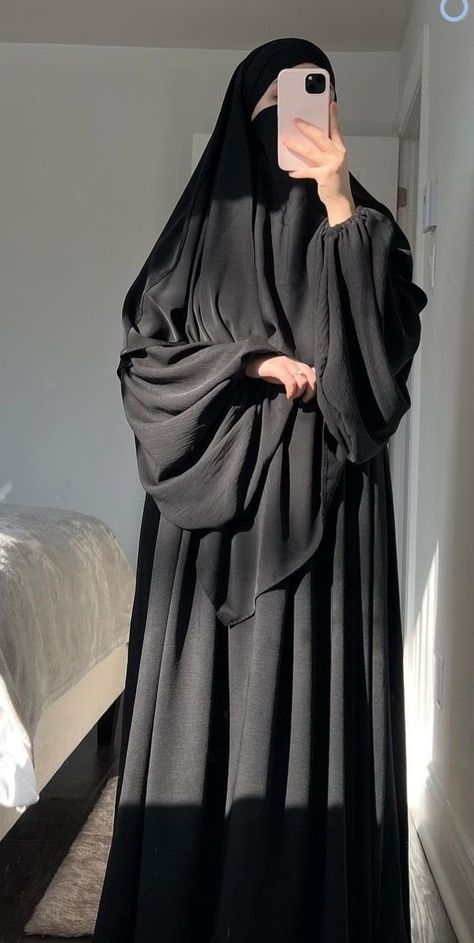 Arab Abaya Fashion, Abaya Fashion Black Muslim, Umrah Outfit For Women, Islamic Outfits For Women, Hijabi Fashion Abayas, Muslimah Abaya, Modest Muslim Outfits, Abaya Inspiration, Islamic Modest Fashion