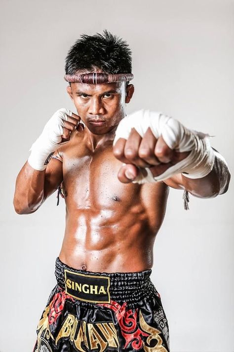 Buakaw Banchamek: Muay Thai Boxer Buakaw Banchamek, Martial Arts Photography, Thai Boxer, Muay Boran, Muay Thai Martial Arts, Boxe Thai, Trening Sztuk Walki, Kung Fu Martial Arts, Pencak Silat