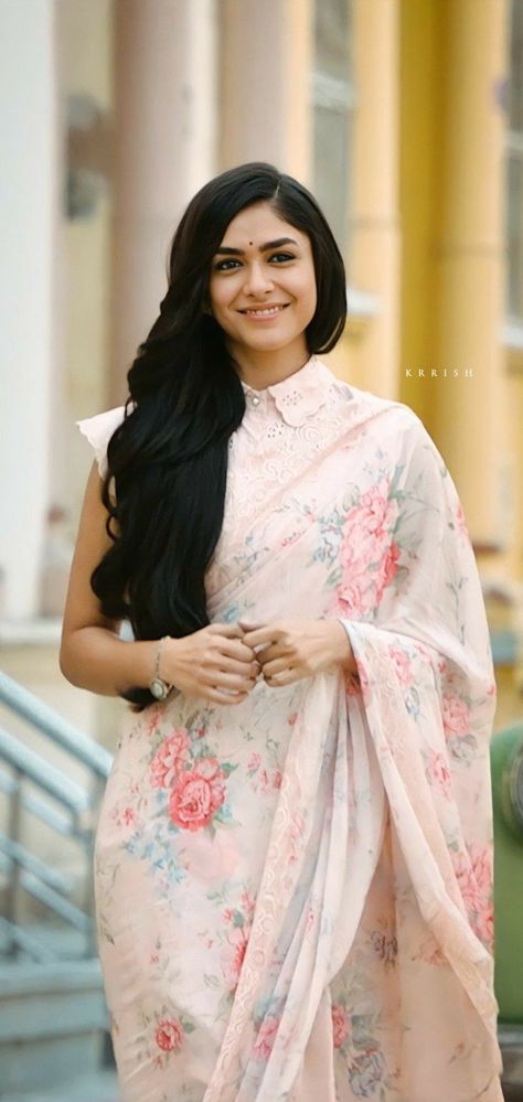 Mrunal Thakur Saree Look, Sitaramam Movie Blouses Design, Sitaramam Movie Outfits, Mrunal Thakur Blouse Designs, Seetharamam Blouse Models, Seetharamam Movie Blouse, Mrunal Thakur Sita Ramam Outfits, Sitaramam Blouse Designs, Sita Ramam Saree Blouse