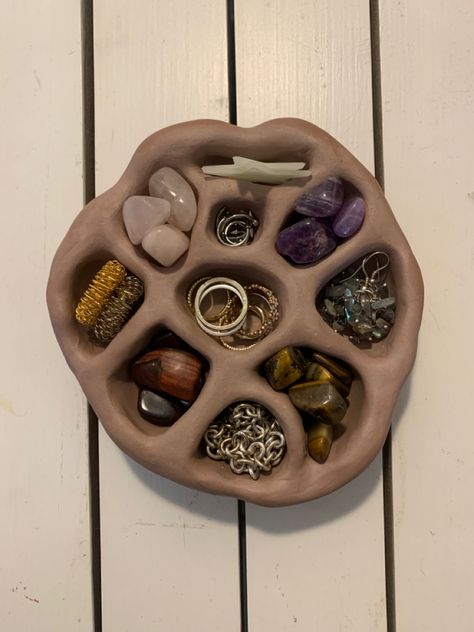 air dry clay jewelry and crystal holder Quick Easy Ceramic Projects, Clay Crafts For Room, Cute Diy Projects For Bedroom, Diy Air Dry Clay Gifts, Small Polymer Clay Ideas, Airclay Ideas, Air Dried Clay Projects Ideas, Useful Clay Projects, Air Dry Clay Art Projects